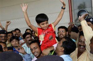 "Slumdog Millionaire" ကေလးငယ္မ်ားေအာ္စကာေပးပြဲတက္ေရာက္ၿပီးအိမ္သို ့အၿပန္တြင္ မြမ္ဘိုင္းသားတို ့ကအားရ၀မ္းသာၾကိဳဆို ဇာတ္ကားေအာ္စကာဆုရေသာ္လည္း ထိုဇာတ္ကားထဲမွကေလးမ်ားက မြမ္းဘိုင္ၿမိဳ ့စြန္ရွိေနရင္းအိမ္က်ဴးေက်ာ္တဲသို ့သာၿပန္ရမည္။ ဓာတ္ပံု-ဟဖ္္ဖင္တန္ပို ့(စ္)