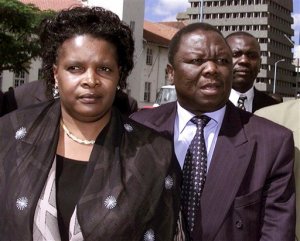 Zimbabwe Susan Tsvangirai ေဖေဖၚ၀ါရီလ၃ရက္ေန ့က ခ်န္ဂီရိုင္းႏွင့္ဇနီးၿဖစ္သူတို ့ကိုၿမိဳ့ေတာ္ဟာရာေရးတရားရံုးတြင္ေတြ ့ရစဥ္(AP Photo/file)