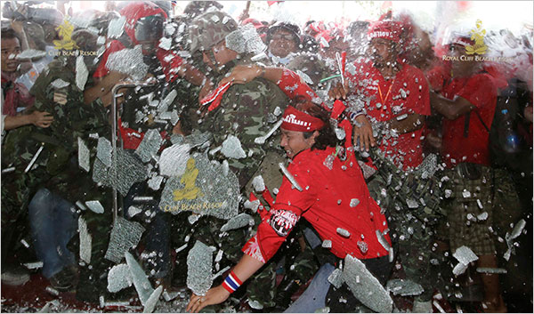 တားဆီးပိတ္ ဆို ့မႈမ်ားကို ေက်ာ္ၿဖတ္ခဲ့ ၿပီးေနာက္ ဟိုတယ္မွန္တံခါးကို ကိုယ္ႏွင့္တိုက္ခြဲ ကာေဆြးေႏြးပြဲ ခန္းမထဲ သိုု ့ေရာက္ရွိလာသည္ ့ ထိုင္းဆႏၵၿပသမားမ်ား ဓာတ္ပံု-Sukree Sukplang ရိုက္တာ