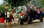 သန္လွ်င္တြင္ ေထာ္လာဂ်ီ ၿဖင့္လည္ၾကသူမ်ား ဓာတ္ပံု-ေရႊအင္းသားခင္ေမာင္၀င္း ေအပီ