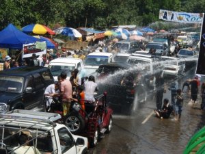 အတာ သၾကၤန္အက်ေန ့အင္းလွ်ားလမ္းတြင္ေရပက္ကစားက်စဥ္(ဓာတ္ပံု-ဟိန္းခိုင္ ထြန္း)