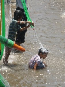 ကေလးငယ္မ်ားက ဤသို ့ ေရပက္ကစားက်စဥ္(ဓတ္ပံု-ဟိန္းခိုင္ထြန္း)