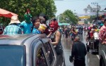 ထိုင္းႏိုင္ငံေၿမာက္ပိုင္း ခ်င္းမိုင္တြင္ ေရကစားထြက္ၾကသူမ်ား