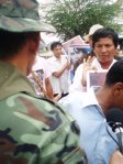ခ်ီတက္ဆႏၵၿပသူမ်ားအားထိုင္းနယ္ၿခားေစာင့္ တပ္ရင္း၈ မွ လံုၿခံဳေရးယူေပးထားစဥ္