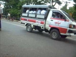 လွ်ပ္တစ္ပ်က္ဂ်ာနယ္ မွကားတစ္စီးအင္းစိန္ေထာင္တြင္းေမာင္း၀င္လာစဥ္ ဓာတ္ပံု-Yangon Citizen Journalist လွ်ပ္တစ္ပ်က္ဂ်ာနယ္ မွကားတစ္စီးအင္းစိန္ေထာင္တြင္းေမာင္း၀င္လာစဥ္ ဓာတ္ပံု-Yangon Citizen Journalist