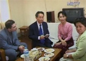 ေဒၚေအာင္ဆန္းစုၾကည္ႏွင့္ စကၤာပူရုရွား ထိုင္သံအမတ္တို ့ေတြ့ဆံုစဥ္(AP Photo/MRTV, via APTN)  ** MYANMAR OUT TV OUT  **