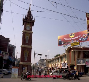 ရပ္ေနသည္မွာ ဆယ္ႏွစ္ရွိေနၿပီၿဖစ္သည့္ ႏွစ္၁၀၀ သက္တမ္းမႏၱေလးနာရီစင္ၾကီး ရပ္ေနသည္မွာ ဆယ္ႏွစ္ရွိေနၿပီၿဖစ္သည့္ ႏွစ္၁၀၀ သက္တမ္းမႏၱေလးနာရီစင္ၾကီး