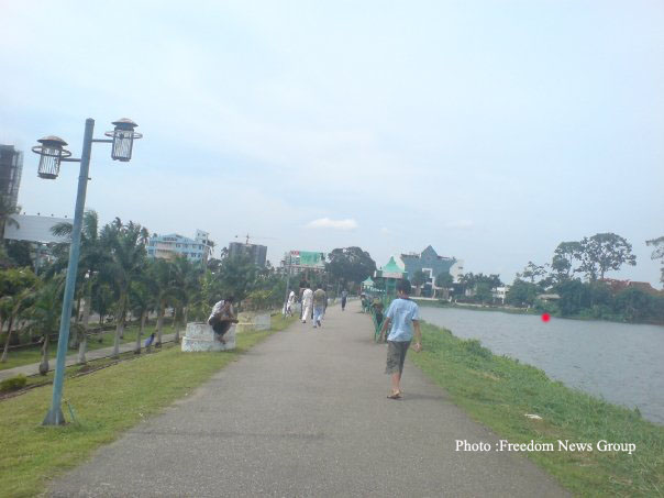 ေရကူးသမားၾကီး ဂၽြန္၀ီလွ်ံ ယက္ေထာကိုဖမ္းမိသည္ ဆိုေသာေနရာကို အနီစက္ကေလး ၿပထားသည္။Red point out is  military ruler's security forces arrested U.S swimmer Mr.John William Yettaw 53 .