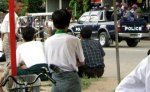 ေမလ ၂၁ ရက္ေန ့က ေဒၚေအာင္ဆန္းစုၾကည္အားေထာက္ခံသူမ်ားက အင္းစိန္ ေထာင္အနီးဥ္ ေစာင့္ဆိုင္းေန စဥ္ရဲကားတစ္စီးၿဖတ္သြားသည္ ကို ေတြ ့ရွိရစဥ္AP Photo/Khin Maung Win) ေမလ ၂၁ ရက္ေန ့က ေဒၚေအာင္ဆန္းစုၾကည္အားေထာက္ခံသူမ်ားက အင္းစိန္ ေထာင္အနီးဥ္ ေစာင့္ဆိုင္းေန စဥ္ရဲကားတစ္စီးၿဖတ္သြားသည္ ကို ေတြ ့ရွိရစဥ္AP Photo/Khin Maung Win)