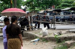 အတားအဆီးတစ္ခုစီတိုင္းတြင္ ရဲအရာရွိ တစ္ဦးစီေစာင့္ၾကပ္ေနရ(AP Photo/Khin Maung Win) အတားအဆီးတစ္ခုစီတိုင္းတြင္ ရဲအရာရွိ တစ္ဦးစီေစာင့္ၾကပ္ေနရ(AP Photo/Khin Maung Win)