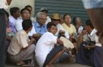 အင္းစိန္ေထာင္ေရွ့ရွိထိုင္ၾကသူမ်ား ဓာတ္ပံု-ရိုက္တာ