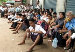 အင္းစိန္ေထာင္ေရွ့တြင္ဆရာၾကီးဦး၀င္းတင္ အဖြဲ ့ခ်ဳပ္အဖြဲ ့၀င္မ်ားႏွင့္ေထာက္ခံသူမ်ားကိုေတြ ့ရစဥ္ (AP Photo/Khin Maung Win) အင္းစိန္ေထာင္ေရွ့တြင္ဆရာၾကီးဦး၀င္းတင္ အဖြဲ ့ခ်ဳပ္အဖြဲ ့၀င္မ်ားႏွင့္ေထာက္ခံသူမ်ားကိုေတြ ့ရစဥ္ (AP Photo/Khin Maung Win)