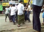 ေဒၚစုလြတ္ေျမာက္ေရးအင္းစိန္ေထာင္ေရွ့ဆႏၵျပသူ ႏိုင္ငံေရးအက်ဥ္္းသားေဟာင္းေလတပ္ဗိုလ္ၾကီး ေဟာင္းကို စြမ္းအားရွင္ႏွင့္ အရပ္၀တ္ရဲမ်ားမွ ၀ိုင္း၀န္းဖမ္းဆီးစဥ္ ဓာတ္ပံု-မိုးမခ ေဒၚစုလြတ္ေျမာက္ေရးအင္းစိန္ေထာင္ေရွ့ဆႏၵျပသူ ႏိုင္ငံေရးအက်ဥ္္းသားေဟာင္းေလတပ္ဗိုလ္ၾကီး ေဟာင္းကို စြမ္းအားရွင္ႏွင့္ အရပ္၀တ္ရဲမ်ားမွ ၀ိုင္း၀န္းဖမ္းဆီးစဥ္ ဓာတ္ပံု-မိုးမခ
