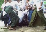 ေဒၚေအာင္ဆန္းစုၾကည္ လြတ္ေျမာက္ေရးအင္းစိန္ေထာင္ေရွ့ဆႏၵျပသူကို စြမ္းအားရွင္ႏွင့္ အရပ္၀တ္ ေထာက္လွမ္းေရးမ်ားက ဖမ္းဆီးေန စဥ္ ဓာတ္ပံု-ဒီဗီြဘီ ေဒၚေအာင္ဆန္းစုၾကည္ လြတ္ေျမာက္ေရးအင္းစိန္ေထာင္ေရွ့ဆႏၵျပသူကို စြမ္းအားရွင္ႏွင့္ အရပ္၀တ္ ေထာက္လွမ္းေရးမ်ားက ဖမ္းဆီးေန စဥ္ ဓာတ္ပံု-ဒီဗီြဘီ