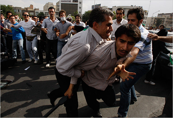 Basij ဟုေခၚေသာ အီရန္ေတာ္လွန္ေရးအေစာင့္တပ္(စစ္တပ္) မွာ ေလ့က်င့္ေပးထားသည့္ လက္မရြံ ့ခါးပိုက္ေဆာင္တစ္ဦးကို လက္နက္ ႏွင့္ အတူ ဆႏၵျပ သမားမ်ားက ဖမ္းမိစဥ္