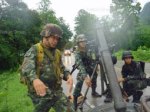 ထိုင္းျမန္မာနယ္စပ္ႏွင့္ ေပ ၅၀ မွ်ပင္မေ၀းေသာ သာေဆာင္ယန္ နယ္စပ္လမ္းတြင္ ထိုင္း စစ္တပ္က လက္နက္ႀကီးမ်ား တပ္ဆင္ေလ့က်င့္ေနစဥ္ ဓာတ္ပံု-ေနးရွင္းသတင္းစာ