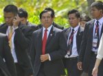 သတင္းေထာက္ မ်ား၏ ေမးခြန္းမ်ားကို နည္းမ်ိဳးစံုျဖင့္ေရွာင္လႊဲေနေသာဖူးခက္ေရာက္ ျမန္မာႏိုင္ငံျခားေရး ၀န္ႀကီး ဦးဥာဏ္၀င္း ကို ထိုင္းေထာက္လွမ္းေရးမ်ားက ေစာင့္ၾကပ္ေပးစဥ္ သတင္းေထာက္ မ်ား၏ ေမးခြန္းမ်ားကို နည္းမ်ိဳးစံုျဖင့္ေရွာင္လႊဲေနေသာဖူးခက္ေရာက္ ျမန္မာႏိုင္ငံျခားေရး ၀န္ႀကီး ဦးဥာဏ္၀င္း ကို ထိုင္းေထာက္လွမ္းေရးမ်ားက ေစာင့္ၾကပ္ေပးစဥ္