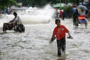 တနဂၤေႏြေန ့ကရန္ကုန္ၿမိဳ ့တြင္မိုးသည္းထန္စြာရြာသြန္းမႈ ေၾကာင့္လမ္းမမ်ားေရလွ်ံမႈ ျဖစ္ေပၚေနပံု ကို ဓာတ္ပံုဆရာတစ္ဦးက မွတ္တမ္းတင္ထားစဥ္ တနဂၤေႏြေန ့ကရန္ကုန္ၿမိဳ ့တြင္မိုးသည္းထန္စြာရြာသြန္းမႈ ေၾကာင့္လမ္းမမ်ားေရလွ်ံမႈ ျဖစ္ေပၚေနပံု ကို ဓာတ္ပံုဆရာတစ္ဦးက မွတ္တမ္းတင္ထားစဥ္