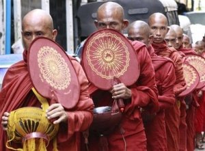 ယေန ့နံနက္ကေၾကသြန္းဘုရားႀကီးအနီးတြင္ေတြ ့ရသည့္ဆြမ္းခံထြက္ေနသည့္ သံဃာေတာ္မ်ား (AP Photo) ယေန ့နံနက္ကေၾကသြန္းဘုရားႀကီးအနီးတြင္ေတြ ့ရသည့္ဆြမ္းခံထြက္ေနသည့္ သံဃာေတာ္မ်ား (AP Photo)