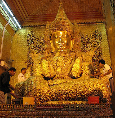 ေဒၚေအာင္ဆန္းစုၾကည္ လြတ္ေျမာက္ေရးအတြက္ မႏၱေလးတြင္လႈပ္ရွားမႈမ်ားရွိလာေသာ ေၾကာင့္ လံုၿခံဳေရးအင္အား မ်ားတိုးျမွင့္ခ်ထားသည့္ မဟာျမတ္မုနိဘုရား