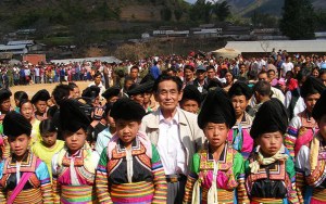 ေဖေဖၚ၀ါရီလ က ဗမာျပည္ကြန္ျမဴနစ္ပါတီ မွခြဲထြက္ျခင္း ႏွစ္ႏွစ္ဆယ္ျပည့္ေျမာက္တြင္ ကိုးကန္ ့ တိုင္းရင္းသား ကေလးငယ္မ်ားႏွင့္ ေတြ ့ရသည့္ ဖုန္ၾကားရွင္ ေဖေဖၚ၀ါရီလ က ဗမာျပည္ကြန္ျမဴနစ္ပါတီ မွခြဲထြက္ျခင္း ႏွစ္ႏွစ္ဆယ္ျပည့္ေျမာက္တြင္ ကိုးကန္ ့ တိုင္းရင္းသား ကေလးငယ္မ်ားႏွင့္ ေတြ ့ရသည့္ ဖုန္ၾကားရွင္