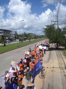 ၿငိမ္းခ်မ္းေရးခ်ီတက္ သူမ်ားေသာင္ရင္း ျမစ္ကမ္းေဘးထိ ခ်ီတက္စဥ္ ဓာတ္ပံု-ျမတ္သူ ၿငိမ္းခ်မ္းေရးခ်ီတက္ သူမ်ားေသာင္ရင္း ျမစ္ကမ္းေဘးထိ ခ်ီတက္စဥ္ ဓာတ္ပံု-ျမတ္သူ