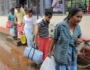 အင္းစိန္အက်ဥ္းေထာင္မွ ျပန္လည္လြတ္ေျမာက္လာသူ တစ္ခ်ိဳ ့ကိုေတြ ့ရစဥ္ ဓာတ္ပံု -ေအပီ အင္းစိန္အက်ဥ္းေထာင္မွ ျပန္လည္လြတ္ေျမာက္လာသူ တစ္ခ်ိဳ ့ကိုေတြ ့ရစဥ္ ဓာတ္ပံု -ေအပီ