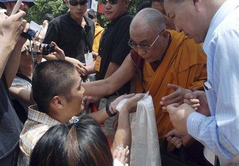ဆယ္စုႏွစ္ႏွစ္စုနီးပါးၾကာစာေပစီစစ္ေရး၏ ေဖၚျပခြင့္ပိတ္ပင္ထားရာမွ ယခုတစ္ပတ္ထုတ္သတင္းဂ်ာနယ္မ်ားတြင္ ျပန္လည္ေဖၚျပခြင့္ေပးလိုက္သည့္ တိဘက္ဘုန္းေတာ္ႀကီး ဒလိုင္းလားမား၏ ပံု