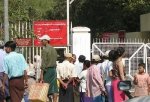 ေထာင္၀င္စာေတြ ့ခြင္ရရန္ အင္းစိန္ေထာင္ေရွ့တြင္ေစာင့္ဆိုင္းေနသူမ်ား ဓာတ္ပံု-ေအပီ