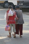 ေတာင္းရမ္းစားေသာက္၍ ရရွိသည့္ေငြမွ စားစရာ၀ယ္ယူလာသည့္ ကေလးႏွစ္ဦး ဓာတ္ပံု-Sean Sprauge ေတာင္းရမ္းစားေသာက္၍ ရရွိသည့္ေငြမွ စားစရာ၀ယ္ယူလာသည့္ ကေလးႏွစ္ဦး ဓာတ္ပံု-Sean Sprauge