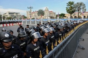 ထိုင္းအစိုးရ အဖြဲ ့ရံုးစိုက္ရာ အေဆာက္အအံု အနီးတြင္ အဆင္သင့္ေစာင့္ေနေသာ လံုၿခံဳေရးမ်ား ထိုင္းအစိုးရ အဖြဲ ့ရံုးစိုက္ရာ အေဆာက္အအံု အနီးတြင္ အဆင္သင့္ေစာင့္ေနေသာ လံုၿခံဳေရးမ်ား