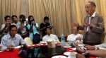 အသက္၇၈ ႏွစ္အရြယ္ရွိ ဦးသုေ၀က ေဒၚလဖင္ တြင္ သူ၏ ဒီမိုကရက္တစ္ပါတီ ႏွင့္ ပတ္ သက္၍ စာနယ္ဇင္းသတင္းေထာက္မ်ားအားရွင္းလင္းေျပာၾကားေနပံု ဓာတ္ပံု-ေအပီ