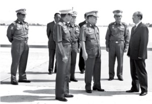ေအာက္တိုဘာလ ၂၆ ရက္ေန ့က ဟြာဟင္းမွ ျပန္လာသည့္ ဗိုလ္ခ်ဳပ္ႀကီး သိန္းစိန္အား သြားေရာက္ႀကိဳဆိုသည့္ ဗိုလ္ခ်ဳပ္မႈးႀကီး သန္းေရႊ ေအာက္တိုဘာလ ၂၆ ရက္ေန ့က ဟြာဟင္းမွ ျပန္လာသည့္ ဗိုလ္ခ်ဳပ္ႀကီး သိန္းစိန္အား သြားေရာက္ႀကိဳဆိုသည့္ ဗိုလ္ခ်ဳပ္မႈးႀကီး သန္းေရႊ