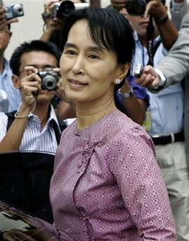မၾကာခင္ျပန္လည္လြတ္ေျမာက္လာေတာ့ မည့္ ျမန္မာ့ ဒီမိုကေရစီေခါင္းေဆာင္ ေဒၚေအာင္ဆန္းစုၾကည္ (ေဒၚေအာင္ဆန္းစုၾကည္ လြတ္ေျမာက္လာေတာ့မည့္ သတင္းၾကား၍ တတိယ အင္အားစုမွ စိတ္ႏွလံုးမသာမယာျဖစ္ၾကသည္ ဟု သိရသည္)