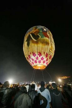ႏွစ္စဥ္က်င္းပေသာေတာင္ႀကီးတန္ေဆာင္တိုင္ရိုးရာ မီးပံုပ်ံပြဲေတာ္