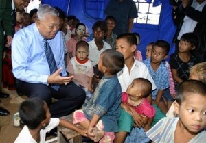 နာဂစ္မုန္တိုင္းဒဏ္ခံရသည့္ ကေလးငယ္မ်ား ႏွင့္ ရင္းရင္းႏွီးႏွီးေတြ ့ဆံုေနသည့္ထိုင္း၀န္ႀကီးခ်ဳပ္ စမတ္
