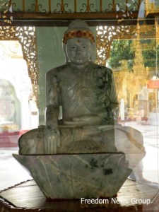 ေရႊတိဂံုေစတီေတာ္ရင္ျပင္မွ ဗိုလ္ခ်ဳပ္မႈးႀကီးသန္းေရႊပံုမ်က္ႏွာျဖင့္တည္ထားသည့္ေစတီ ေရႊတိဂံုေစတီေတာ္ရင္ျပင္မွ ဗိုလ္ခ်ဳပ္မႈးႀကီးသန္းေရႊပံုမ်က္ႏွာျဖင့္တည္ထားသည့္ေစတီ