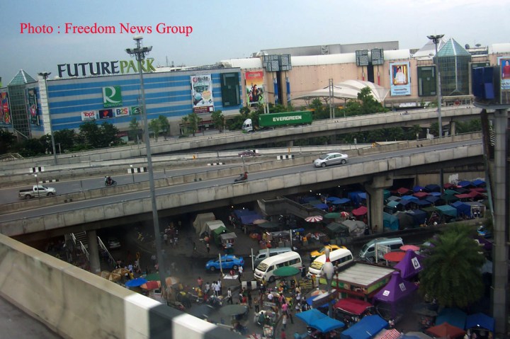 အနီ၀တ္မ်ား အင္အားအလံုးအရင္းျဖစ္ဘန္ေကာက္ၿမိဳ ့ထဲ၀င္ေရာက္လာမႈေၾကာင့္ယာဥ္ေၾကာပိတ္ဆို ့မႈစတင္
