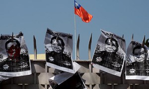 တရားမမွ်တသည့္ ေရြးေကာက္ပြဲ ဥပေဒေၾကာင့္ ေဒလီရွိ ျမန္မာ သံရံုးေရွ့တြင္ ျမန္မာ ႏိုင္ငံသားမ်ား ဆန္ ့က်င္ဆႏၵျပစဥ္(Photo credit should read MANAN VATSYAYANA/AFP/Getty Images)
