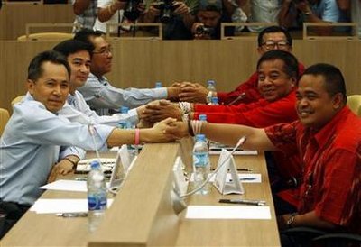 အာဏာရွင္ဆန္ ့က်င္ေရးဒီမိုကေရစီတပ္ဦးမွ ေခါင္းေဆာင္မ်ား ႏွင့္ ေတြ ့ဆံုေဆြးေႏြးေနၿပီ ုျဖစ္သည့္ ထိုင္း၀န္ႀကီးခ်ဳပ္ အဘီဆစ္ REUTERS/Chaiwat Subprasom