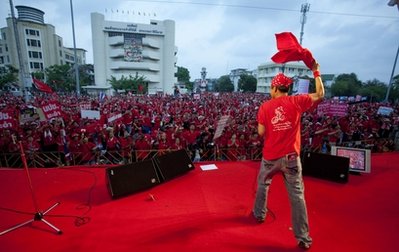 ယေန ့ထိုင္းေပါပ္အဆိုေတာ္တစ္ဦး UDD အင္အားစုမ်ားကို တရားေဟာေနစဥ္ (AP Photo/David Longstreath)