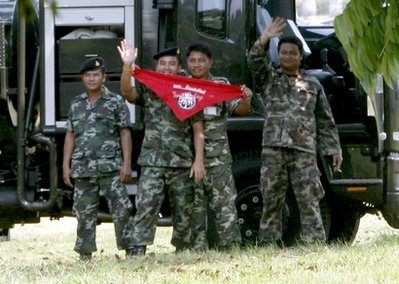 အနီေရာင္၀တ္မ်ားကို ဆင္းဘူရီ တြင္စစ္သားမ်ားကႀကိဳဆိုစဥ္ (AP Photo/Apichart Weerawong)