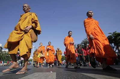 ယေန ့ဆႏၵျပပြဲတြင္ႏိုင္ငံျခားသားမ်ား၊သံဃာေတာ္မ်ားပါ၀င္ဆင္ႏႊဲ (AP Photo/Sakchai Lalit)