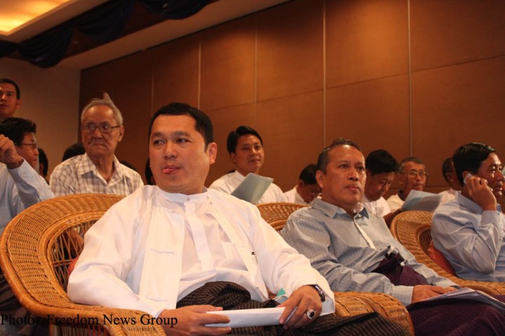 ပုဂၢလိက ပိုင္အျဖစ္ေျပာင္းလဲမည့္ ယခင္က ႏိုင္ငံပိုင္ စီးပြားေရး မ်ား ၏ ထက္၀က္ခန္ ့ ကို ရရွိခဲ့သည့္ ရန္ကုန္ ယူႏိုက္တက္ အသင္း ဥကၠဌ ဦးေတဇ လွ်ာထြက္ေနပံု (ေနာက္မွ ထိုင္ေနသူမွာ ေဘာလံုး ေဆာင္းပါးရွင္ ဆရာ ခင္ေမာင္ေထြး ပ်ႈဥ္းမနားျဖစ္သည္)