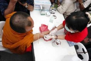 သံဃာေတာ္မ်ားကလည္း ေသြးလႈဒါန္းမႈ ျပဳ