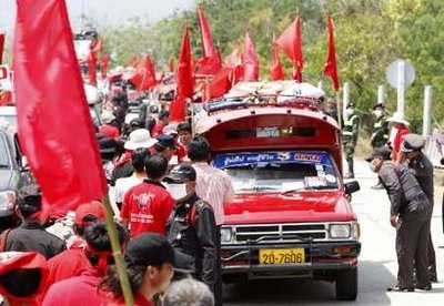 ဘန္ေကာက္အ၀င္စစ္ေဆးေရးဂိတ္တစ္ခု တြင္ ရဲ ႏွင့္ ရွပ္နီမ်ားထိပ္တိုက္ေတြ ့ေနပံု ဓာတ္ပံု-ရိုက္တာ