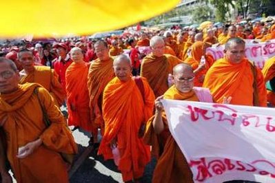 ယေန ့ဆက္လက္တိုင္ပြဲ၀င္သည့္ ဘန္ေကာက္လူထု အံုၾကံမႈ တြင္ သံဃာေတာ္မ်ား က ေနာ္သန္ဘူရီ အနီးရွိ စစ္စခန္း တစ္ခု အနီးတြင္ ဆႏၵျပေနစဥ္