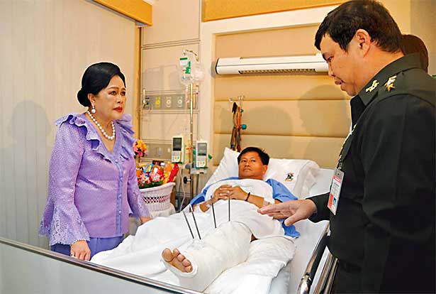 ဒဏ္ရာရ စစ္သားမ်ားအားသြားေရာက္ ေတြ ့ဆံုအားေပးေနသည့္ ထိုင္း ဘုရင္မႀကီး သီရီေခတ္ Photo - Bangkok Post