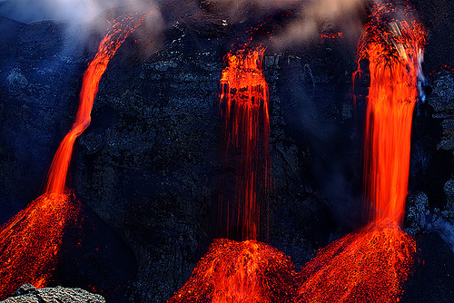 Eyjafjallajokull မီးေတာင္ေပါက္ကြဲမႈမွ ေခ်ာ္ရည္မ်ား