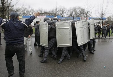 ေျပးေပါက္ပိတ္ေနသည့္ရဲတပ္ဖြဲ ့ (AP Photo/Ivan Sekretarev)